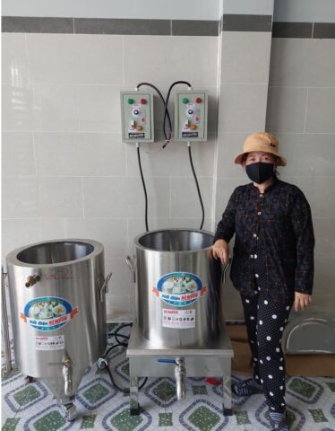 Kỹ thuật viên đang hướng dẫn cách lắp nồi điện nấu phở NEWSUN chi tiết
