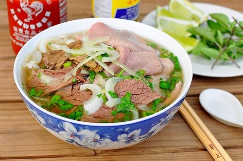 Cách nấu phở bò ăn sáng nhanh với thịt bò thái lát và rau thơm