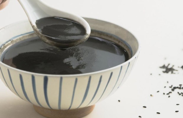 Bát chè mè đen sánh mịn, thơm lừng, hấp dẫn