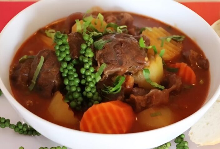 Món bò hầm tiêu xanh nóng hổi, thịt mềm thơm đậm đà hương vị truyền thống, ăn kèm bánh mì