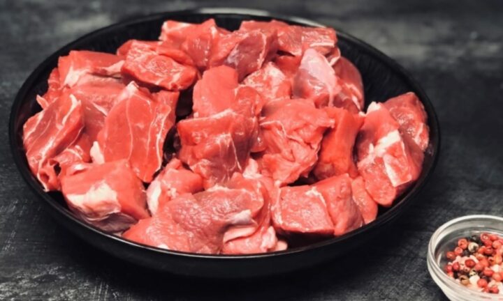 Thịt bò và củ cải đã sơ chế sẵn sàng cho cách nấu bò kho đơn giản mà ngon