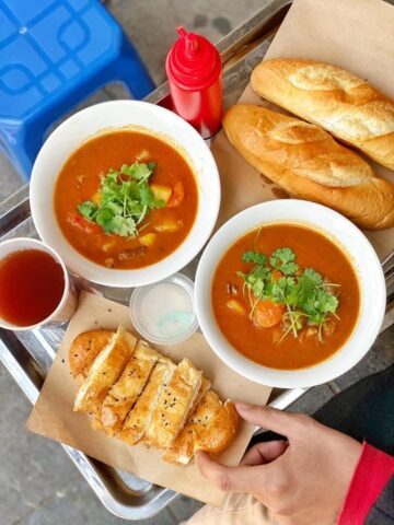 Bát bò sốt vang kiểu Pháp nóng hổi, thịt bò đậm đà và nước sốt quyến rũ