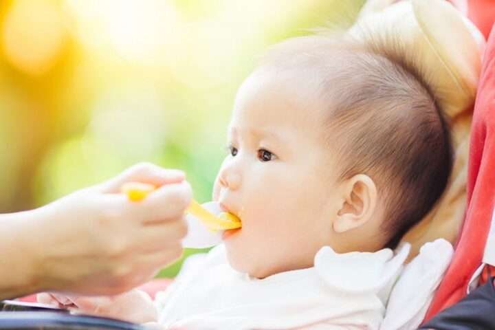 Bé đang ăn bột sữa công thức tại nhà