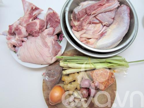 Các nguyên liệu tươi sống chuẩn bị cho cách nấu bún bò Huế đơn giản mà ngon, bao gồm thịt bò, giò heo, sả, hành tây