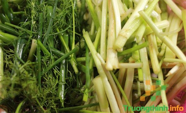 Cá rô phi tươi và các loại rau cải chuẩn bị nấu bún cá rô phi rau cải