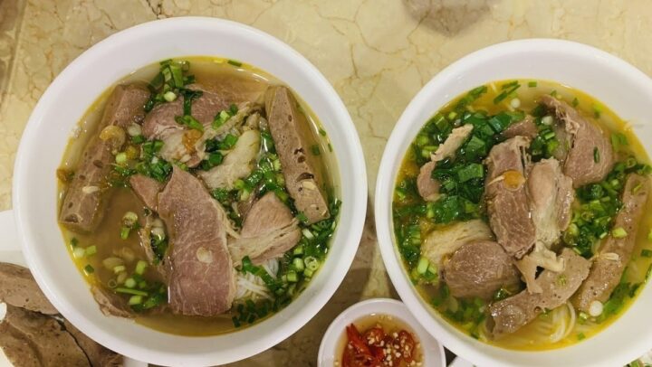 Tô bún nạm bò thơm lừng nóng hổi với thịt bò mềm, chả và rau sống hấp dẫn
