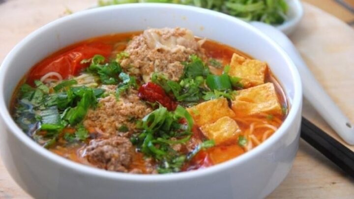Tô bún riêu thịt tôm nóng hổi, thơm lừng