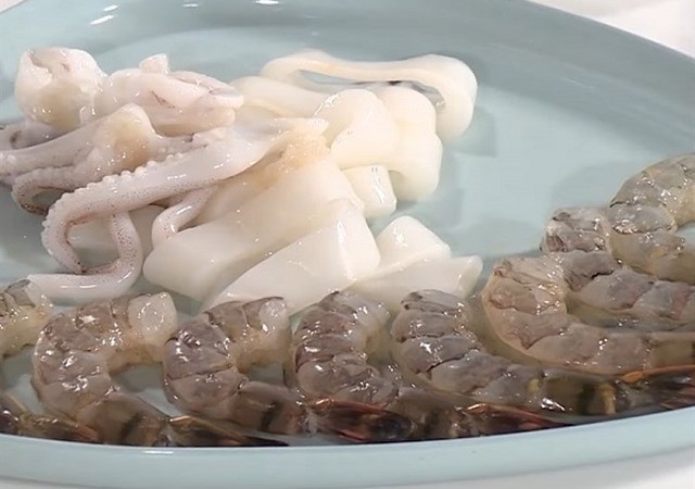 Sơ chế hải sản cho món bún Thái tôm mực