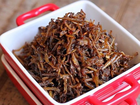 Cá cơm tươi chuẩn bị cho món rim mặn ngọt, sẵn sàng chế biến.