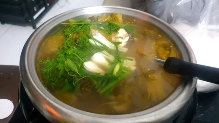 Cá trắm om dưa chua không tanh, thơm ngon ngay tại nhà