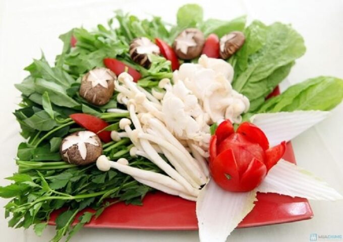 Sơ chế nấm và rau củ chuẩn bị cho món lẩu thái chay