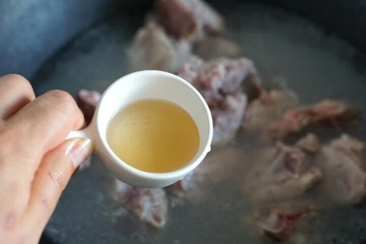 Cách nấu canh bằng nồi cơm điện sơ chế sườn