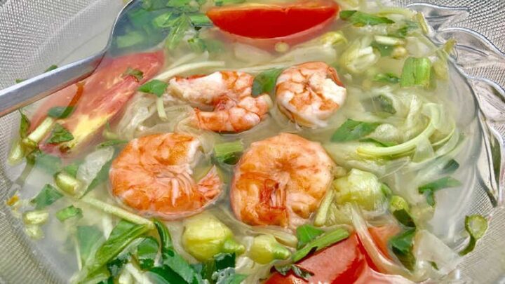 Món canh chua tôm bông so đũa nóng hổi, hấp dẫn