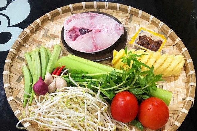 Chuẩn bị các nguyên liệu chính cho món canh chua cá bớp