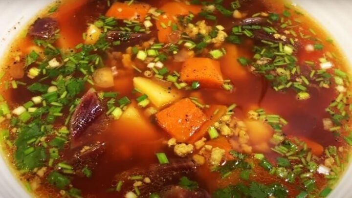 Canh củ dền với sườn heo thơm ngon