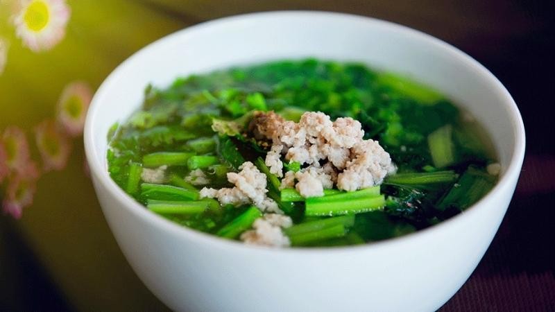 Tô canh cải thịt băm thơm ngon, nóng hổi, trình bày đẹp mắt
