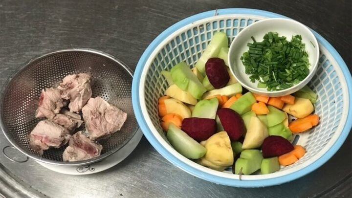 Sơ chế các loại rau củ cho món canh xương hầm