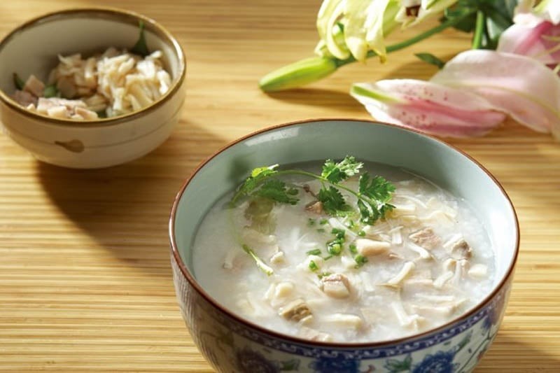Bát cháo trắng mịn, nhanh nhừ thơm ngon nấu bằng nồi áp suất.