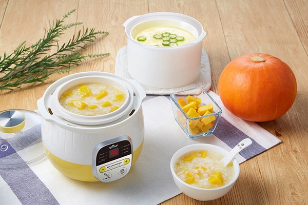 Nồi nấu chậm đang nấu cháo qua đêm, tiết kiệm thời gian buổi sáng