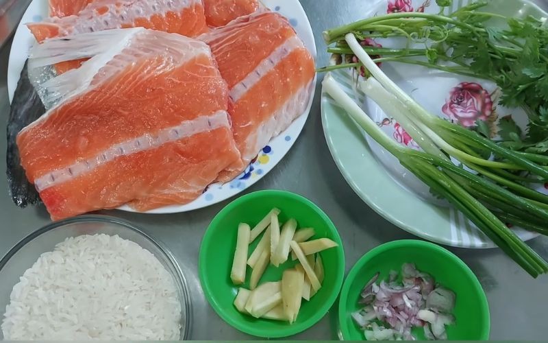 Các nguyên liệu tươi ngon chuẩn bị cho cách nấu cháo cá hồi không bị tanh