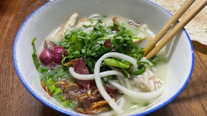 Tô cháo canh cá lóc nóng hổi, thơm ngon chuẩn vị