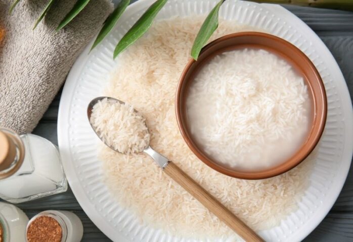 Ngâm gạo trước khi nấu cháo để gạo nở đều và không dính nồi