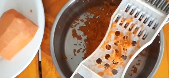 Óc heo tươi ngon đang được làm sạch gân máu