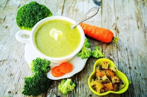 Bé thưởng thức cháo rây rau củ dinh dưỡng, món ăn dặm tuyệt vời với cách nấu cháo rây rau củ đơn giản