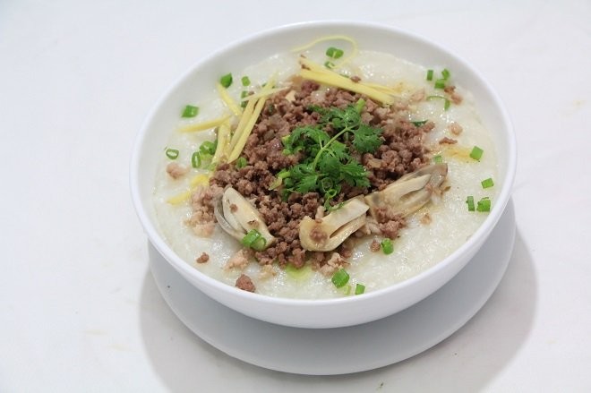 Tô cháo thịt băm tía tô nóng hổi, thơm ngon, bổ dưỡng giúp giải cảm hiệu quả.