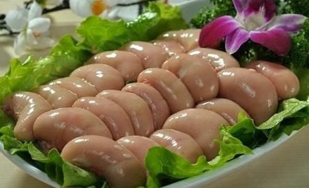 Chén cháo tinh hoàn gà bổ dưỡng cho bé ăn dặm, minh họa cách nấu cháo kê gà