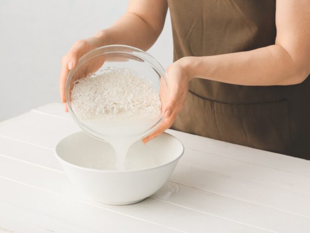 Nồi cháo trắng đang sôi trên bếp ga, minh họa cách nấu cháo trắng bằng bếp ga hiệu quả