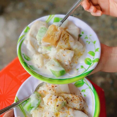 Món chè chuối thập cẩm thơm ngon, màu sắc hấp dẫn với nước cốt dừa béo ngậy