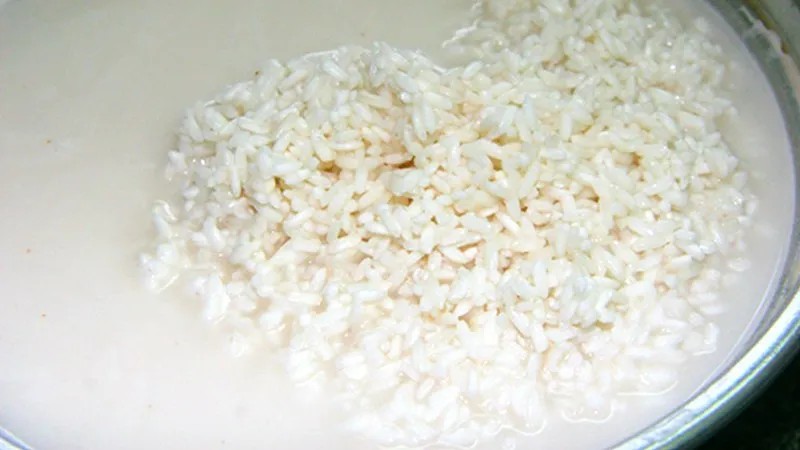 Gạo nếp đã ngâm mềm dẻo sẵn sàng cho món chè đậu phộng với nếp truyền thống