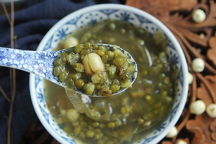 Chén chè đậu xanh hạt sen phổ tai thanh mát, món tráng miệng bổ dưỡng cho gia đình
