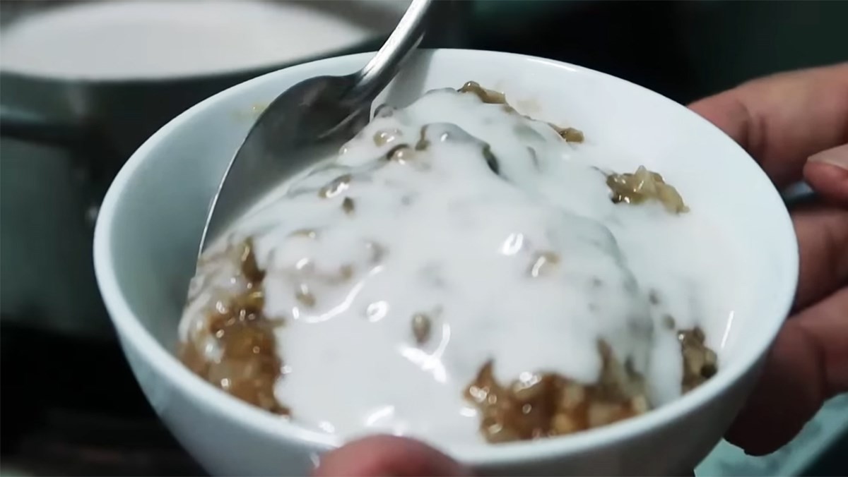 Chén chè đậu xanh lòng sánh mịn với nếp dẻo thơm, thêm nước cốt dừa béo ngậy