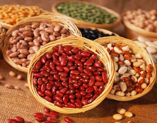 Các nguyên liệu tươi ngon cần thiết để nấu chè thập cẩm để bán, bao gồm đậu đỏ, đậu xanh, cốm, bắp, bột năng, và nước cốt dừa.