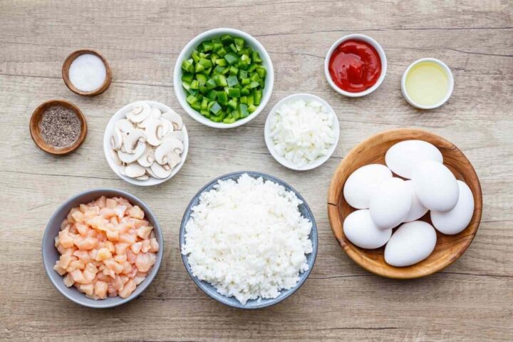 Cách nấu cơm chiên trứng ngon chuẩn vị tại nhà với hạt cơm tơi xốp, trứng vàng ươm và hành lá