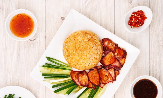 Một đĩa cơm gà Thượng Hải thành phẩm vàng ươm hấp dẫn, chuẩn vị