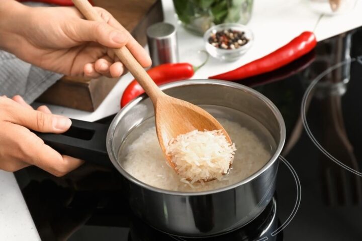 Nồi nhỏ đang nấu cơm nát cho bé, cách làm đơn giản tại nhà
