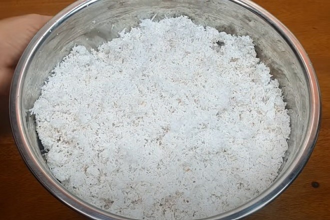 Cơm dừa nạo sẵn chất lượng cao để bắt đầu quá trình cách nấu dầu dừa nóng