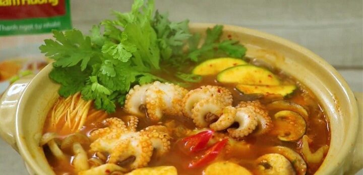 Nồi lẩu bạch tuộc chua cay hấp dẫn, đầy màu sắc, sẵn sàng thưởng thức