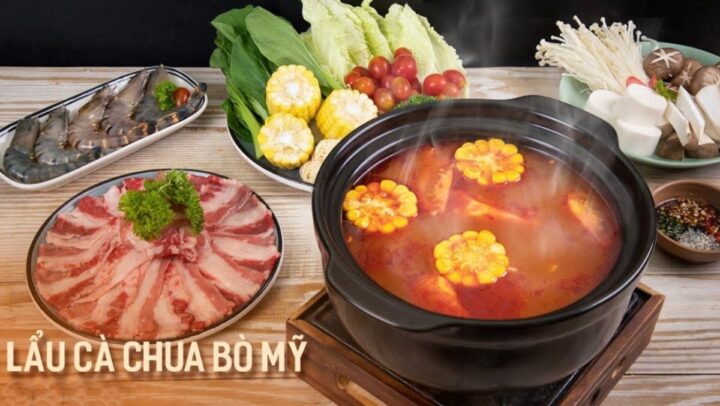 Nồi lẩu bò Mỹ thơm ngon với nước dùng cà chua hấp dẫn, sẵn sàng thưởng thức.