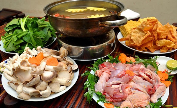 Hình ảnh nồi lẩu gà miền Bắc thơm ngon hấp dẫn, chuẩn bị thưởng thức bữa tiệc ấm cúng, minh họa cách nấu lẩu gà ngon nhất miền Bắc