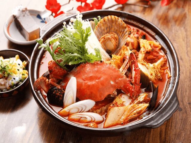 Lẩu hải sản thập cẩm thơm ngon bốc khói, sẵn sàng thưởng thức tại bàn ăn gia đình