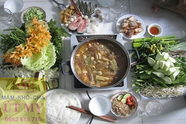 Nồi lẩu mắm miền Tây nóng hổi với rau, tôm, thịt, cá đậm đà hương vị