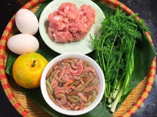 Các nguyên liệu tươi ngon chuẩn bị cho món lẩu rươi hấp dẫn, bao gồm rươi và rau ăn kèm.