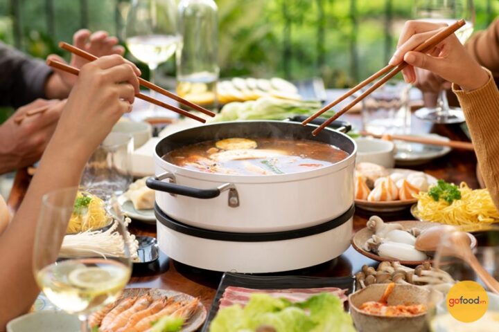 Nồi lẩu Thái với nước dùng trái cây chua cay hấp dẫn, minh họa cho cách nấu nước trái cây ứng dụng trong ẩm thực.