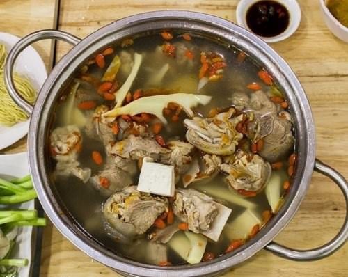 Thịt chó hấp riềng mẻ nóng hổi, nghi ngút khói, sẵn sàng thưởng thức