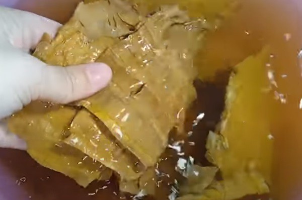 Măng khô ngâm nước lần 1 cho nở