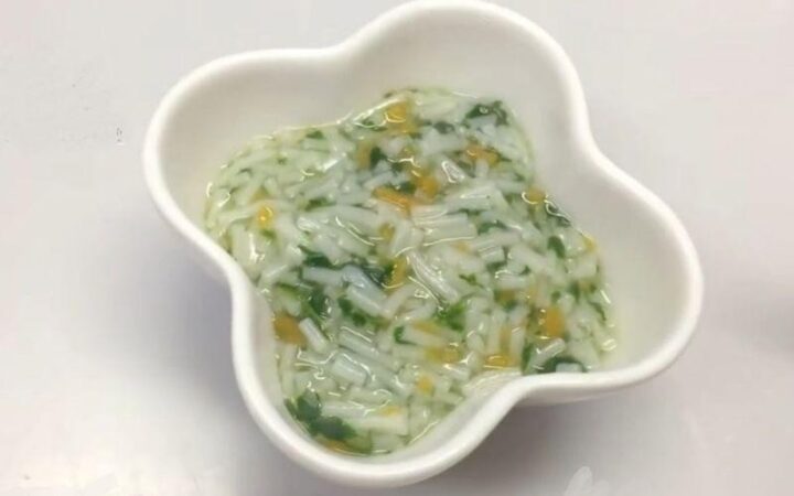 Bé 9 tháng tuổi ngồi ghế ăn dặm chuẩn bị thưởng thức món mì ngon, thể hiện sự sẵn sàng khám phá cách nấu mì cho bé 9 tháng.